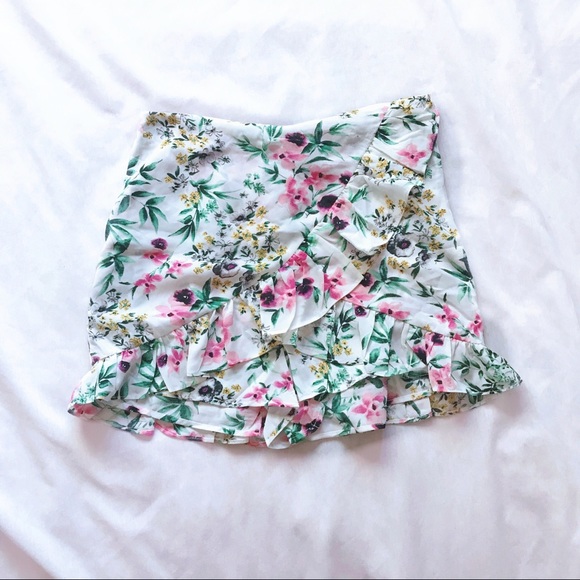 vera & lucy Pants - floral shorts with ruffle overlay